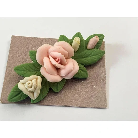 Avon Porcelain Petals Rose Pin - 1987 - Original Box - Touch of Vintage Romance! - Picture 2 of 6